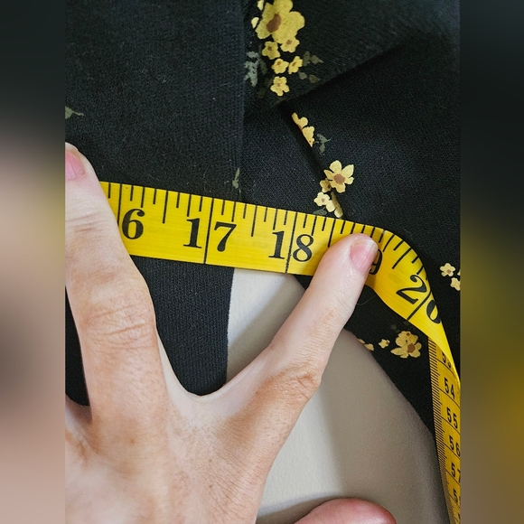 Abercrombie & Fitch xs extra small Black yellow floral print long sleeve sweater - Picture 6 of 6